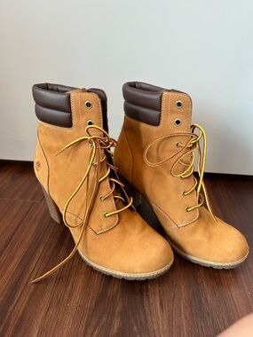 Timberland Tan Lace-Up Heeled Boots with Dark Brown Collar